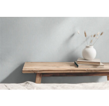 Holzbank mit Vase und Büchern