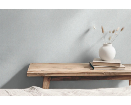 Holzbank mit Vase und Büchern