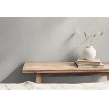 Helle strukturierte Tapete mit Holztisch, Büchern und Vase