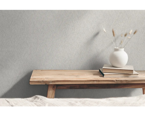 Helle strukturierte Tapete mit Holztisch, Büchern und Vase