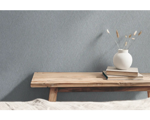 Tapete mit geometrischem Muster im Interieur, auf einer Holzbank mit Dekorationen