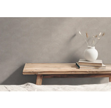 Wand mit Kreismuster, Holztisch, Vase und Bücher