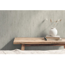 Dekorative Wand mit Holzbank, Büchern und Vase