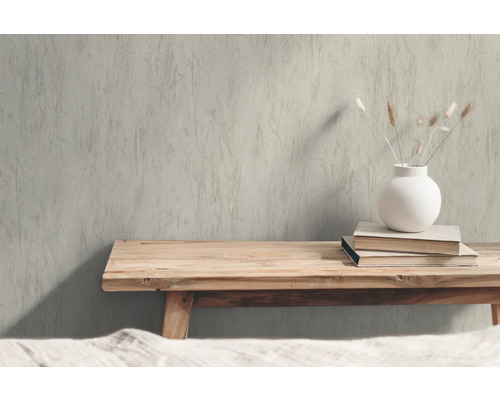 Dekorative Wand mit Holzbank, Büchern und Vase