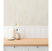 Szene einer Küchentheke mit Geschirr, Vase und Dekoration