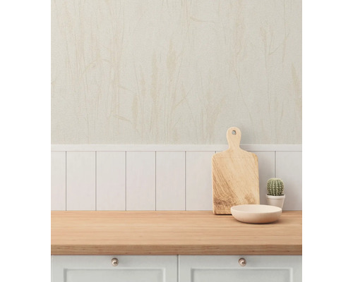 Küchenszene mit Holzschneidebrett, Schale und Kaktus auf einer Arbeitsplatte.