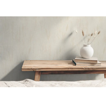 Dekorative Szene mit Holzbank, Büchern und einer Vase mit Trockenblumen.