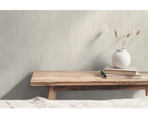 Dekorative Szene mit Holzbank, Büchern und einer Vase mit Trockenblumen.