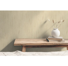 Wandgestaltung mit Holzbank, Büchern und Vase