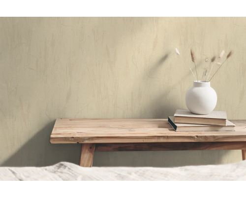 Wandgestaltung mit Holzbank, Büchern und Vase