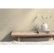 Wand mit Vliestapete, Bücher und Blumenvase auf einem Holztisch