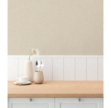 Szene mit Küchentisch, Geschirr, Blume und Textiltapete an der Wand