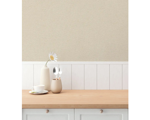 Szene mit Küchentisch, Geschirr, Blume und Textiltapete an der Wand