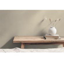 Dekoratives Arrangement mit Holzbank, Büchern und Vase mit Ziergras