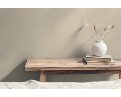 Dekoratives Arrangement mit Holzbank, Büchern und Vase mit Ziergras