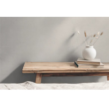 Holzbank mit Büchern und einer Vase mit Trockenblumen als Dekoration