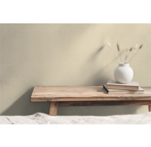 Holzbank mit Büchern und einer Vase mit Trockenblumen