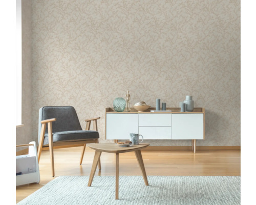 Wohnzimmer mit gemusterter Tapete, Sessel, Couchtisch und Sideboard