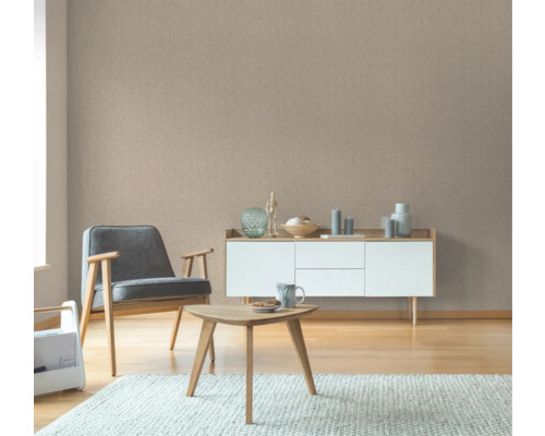 Wohnzimmer mit beiger Struktur Tapete, Sessel und Kommode