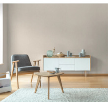 Wohnzimmer mit Sessel, Couchtisch und Sideboard