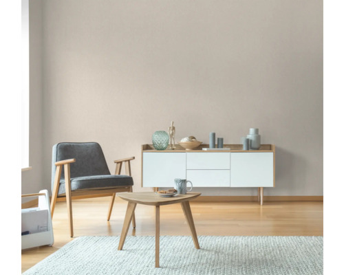 Wohnzimmer mit Sessel, Couchtisch und Sideboard