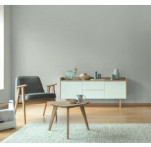 Wohnzimmer mit Sessel, Tisch und Kommode im modernen Stil