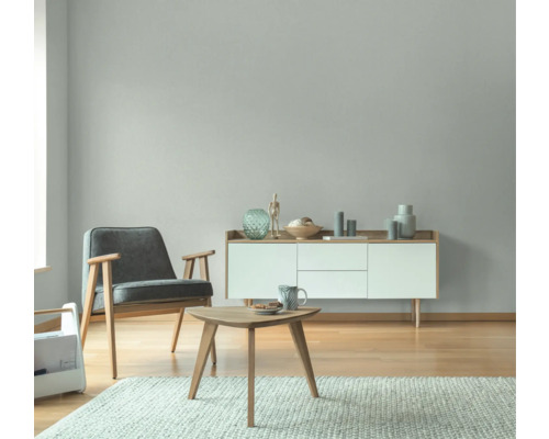 Wohnzimmer mit Sessel, Tisch und Kommode im modernen Stil