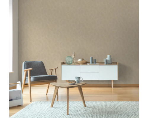 Wohnzimmer mit Sessel, Kommode und Couchtisch auf Teppich