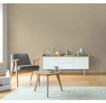 Wohnzimmer mit Sessel, Kommode und kleinem Tisch auf Teppich