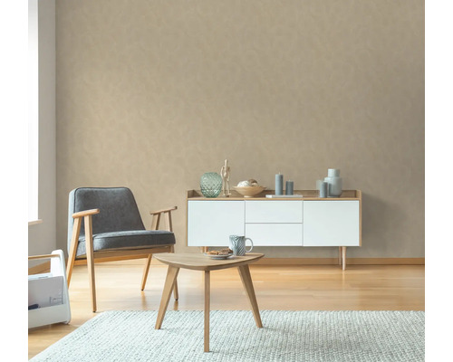 Wohnzimmer mit Sessel, Kommode und kleinem Tisch auf Teppich