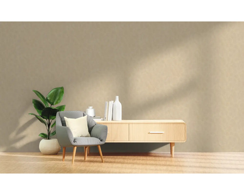 Wohnzimmer-Szene mit Sessel, Zimmerpflanze und Sideboard im skandinavischen Stil