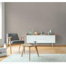 Wohnzimmer mit Sessel, Sideboard und Holztisch auf Teppich