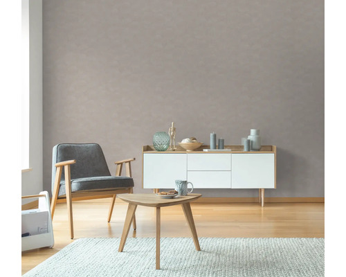 Wohnzimmer mit Sessel, Sideboard und Holztisch auf Teppich