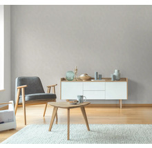 Wohnzimmer mit Sessel, Tisch und Sideboard