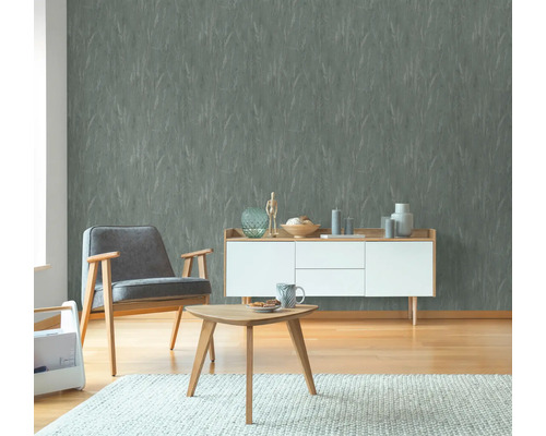 Wohnzimmer mit grauer Tapete, Sessel und Holzmöbeln