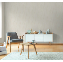 Wohnzimmer mit Sessel, Tisch und Kommode