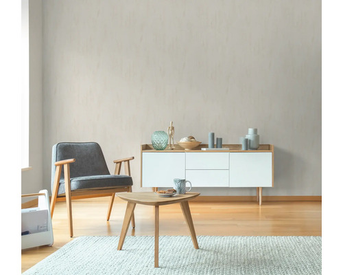 Wohnzimmer mit Sessel, Tisch und Kommode