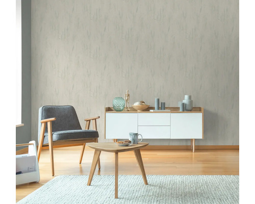 Wohnzimmer mit Sessel, Couchtisch und gemusterter Tapete