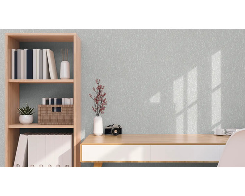 Arbeitszimmer mit Schreibtisch, Regal und Dekorationen für eine helle, organisierte Atmosphäre.