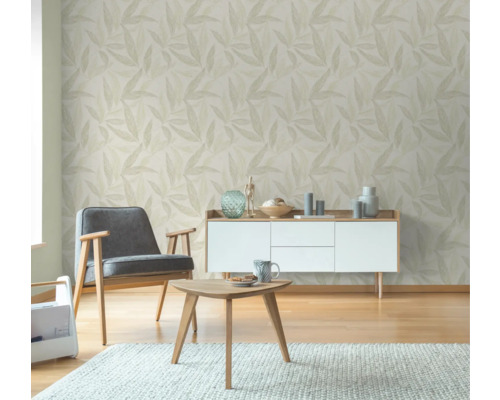 Wohnzimmer mit Sesseln, Couchtisch, Kommode und Tapete mit Blattmuster