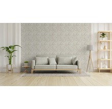 Wohnzimmer mit Sofa, Zimmerpflanzen und Regal