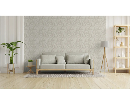 Wohnzimmer mit Sofa, Zimmerpflanzen und Regal