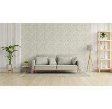 Wohnzimmer mit Sofa, Stehlampe, Regal und blättergemusterter Tapete.