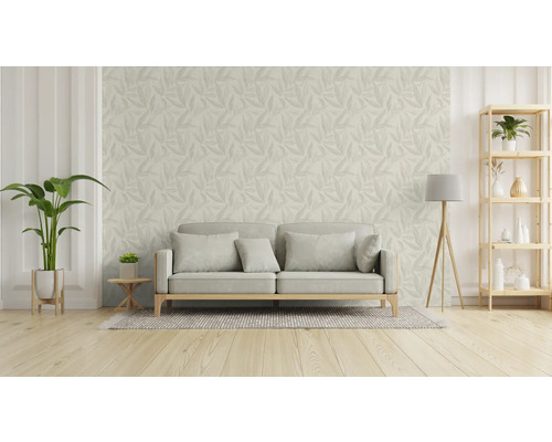Wohnzimmer mit Sofa, Stehlampe, Regal und blättergemusterter Tapete.