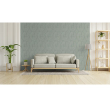 Wohnzimmer mit Sofa, Zimmerpflanzen, Stehlampe und Regal