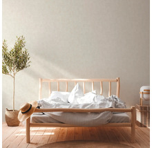 Helles Schlafzimmer mit Holzbetten, Zimmerpflanze und dekorativen Körben