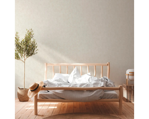 Helles Schlafzimmer mit Holzbetten, Zimmerpflanze und dekorativen Körben
