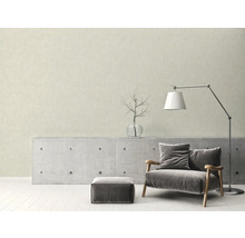 Wohnzimmer mit Sessel, Stehlampe und Betonkonsole