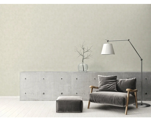 Wohnzimmer mit Sessel, Stehlampe und Betonkonsole