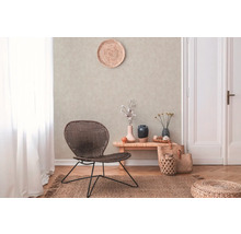 Wohnzimmer mit Sessel, Teppich und dekorativen Accessoires für eine gemütliche Atmosphäre
